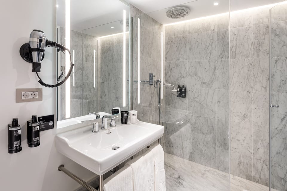 Panoramic Room | Bathroom | Shower, rainfall showerhead, hair dryer, towels
