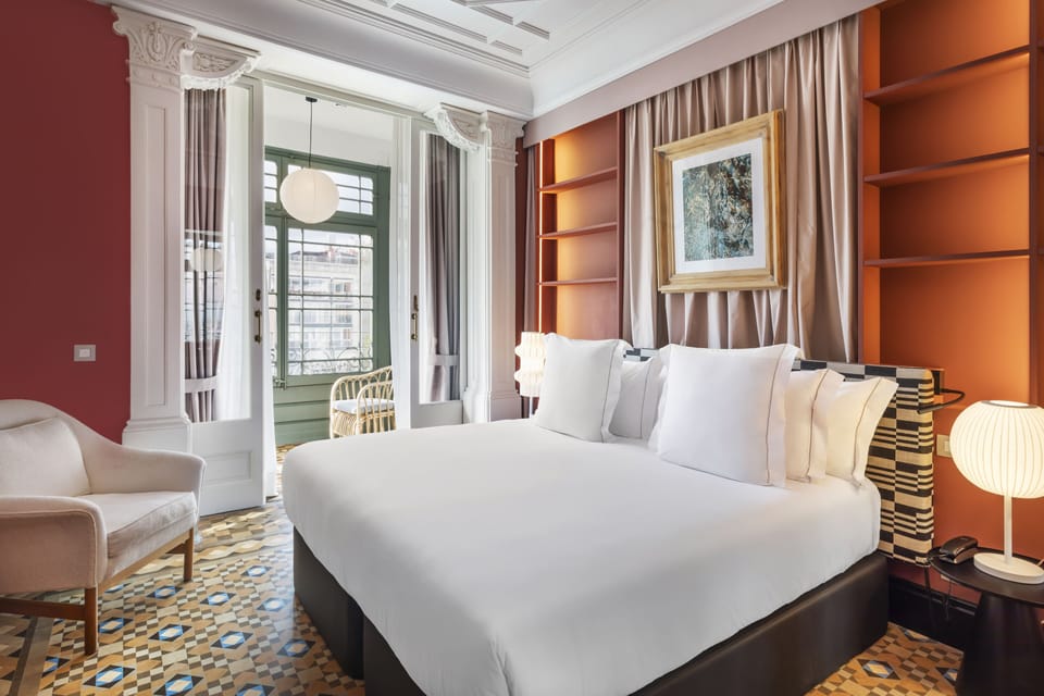 Premium Room | Minibar, in-room safe, desk, laptop workspace
