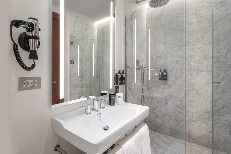Standard Room | Bathroom | Shower, rainfall showerhead, hair dryer, towels