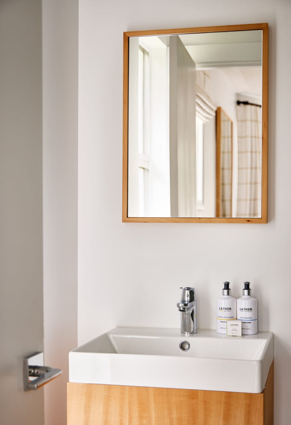 Combined shower/tub, free toiletries, hair dryer, towels