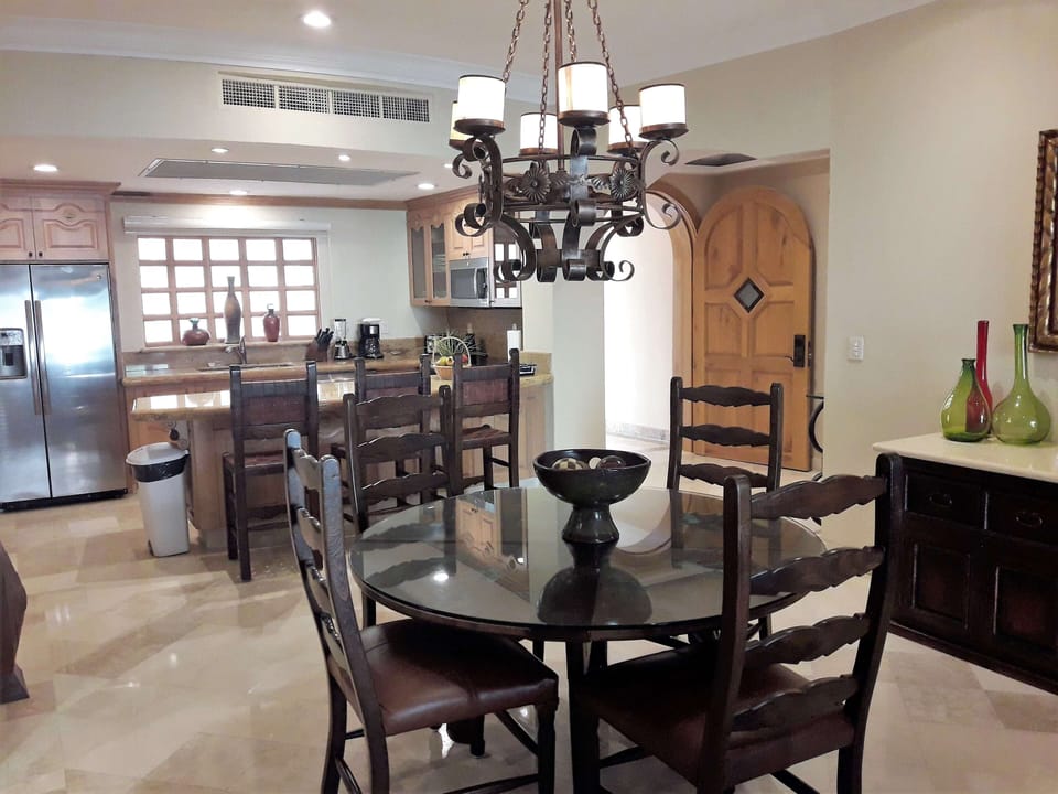 Dining for 6 and kitchen