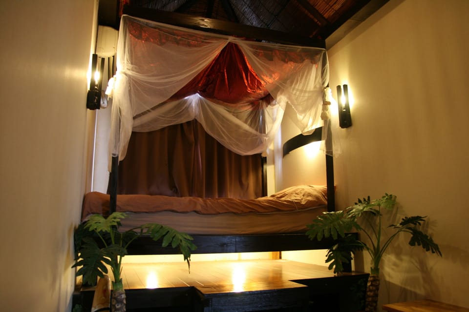 Double Room, Shared Bathroom | WiFi (free), bed sheets