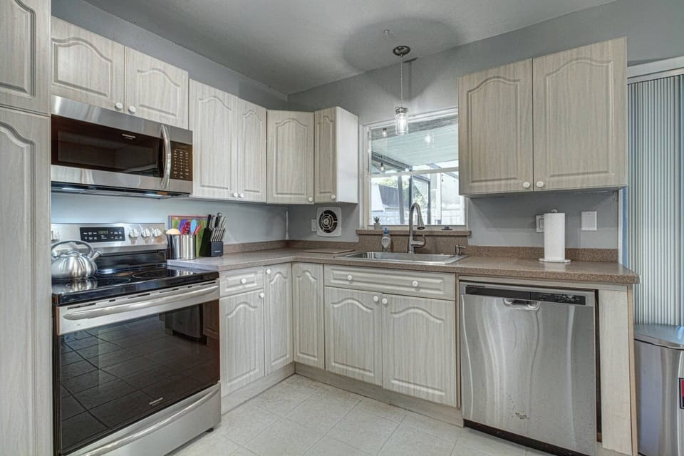 House (Happy Gecko) | Private kitchen | Fridge, electric kettle, cookware/dishes/utensils, dining tables
