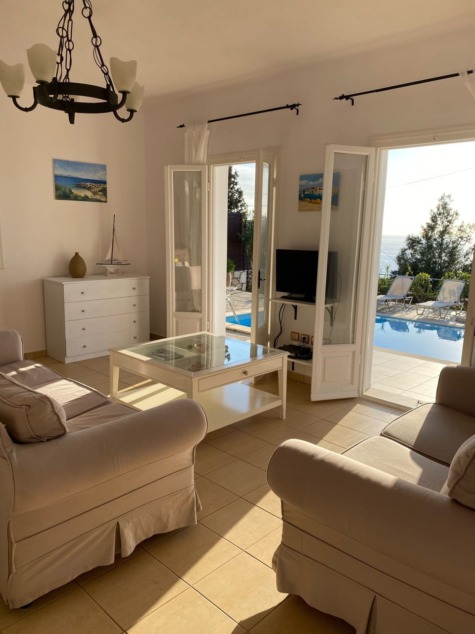 The sitting room overlooks the pool.