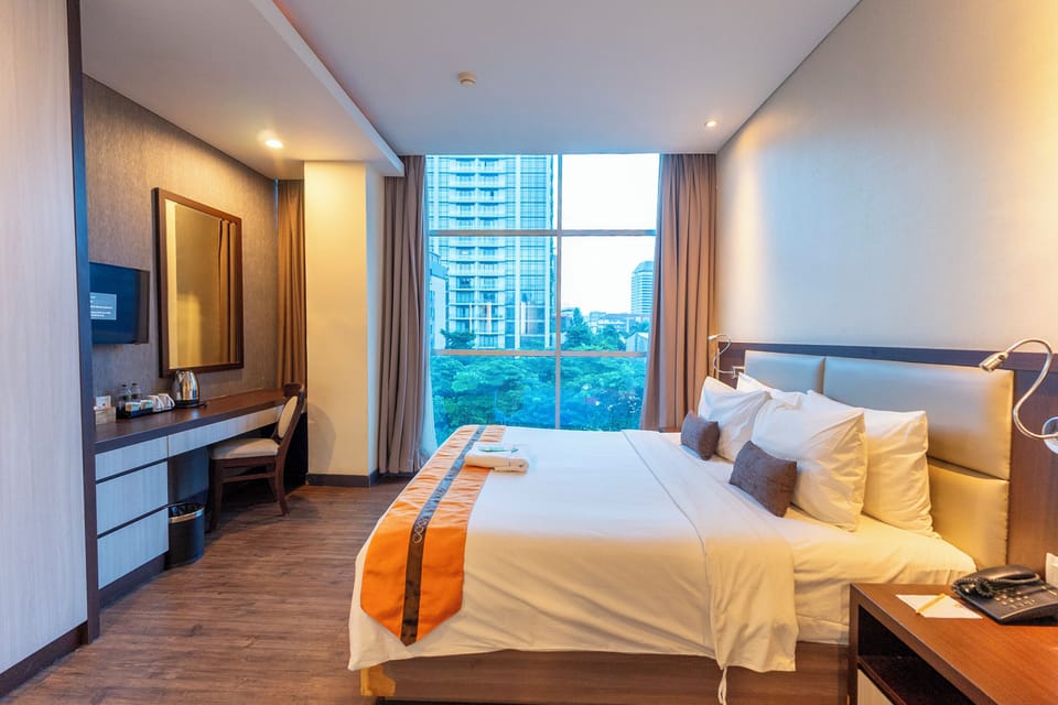 Oria Suite | Minibar, in-room safe, desk, blackout drapes