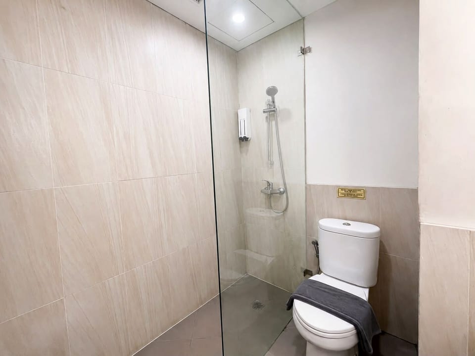 Executive Double Room | Bathroom | Free toiletries, hair dryer, slippers, towels