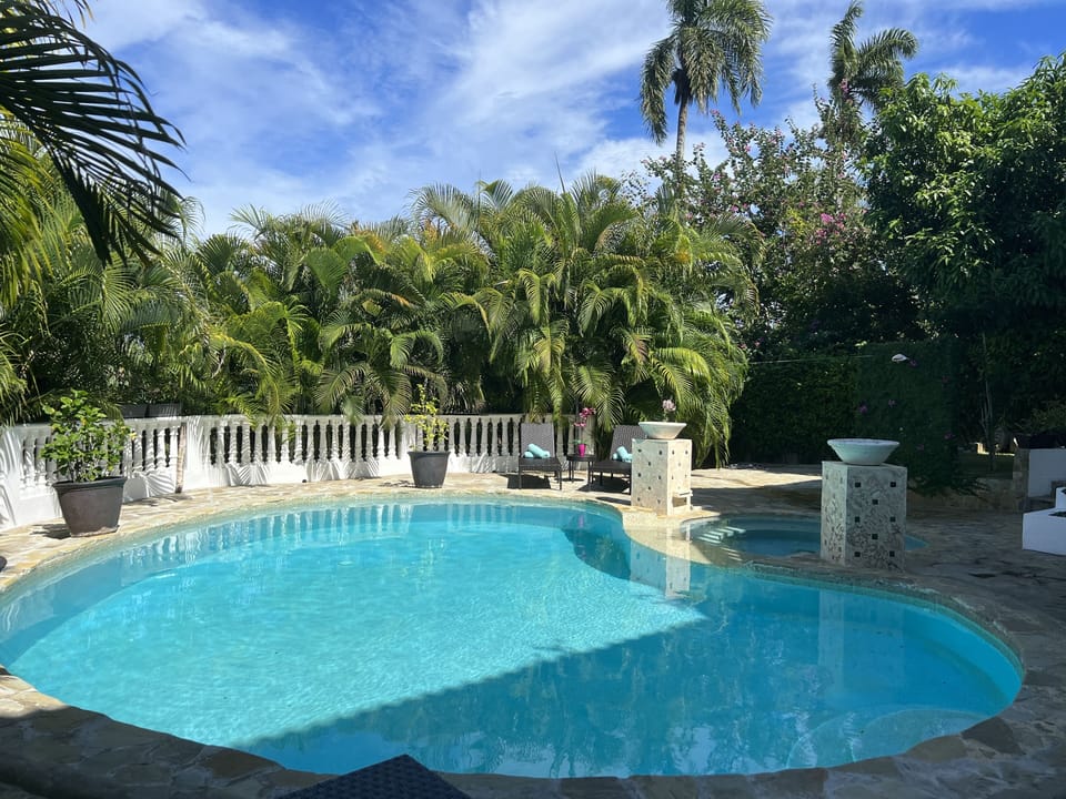 Pool and solar heated jacuzzi
Picture taken August 2022
