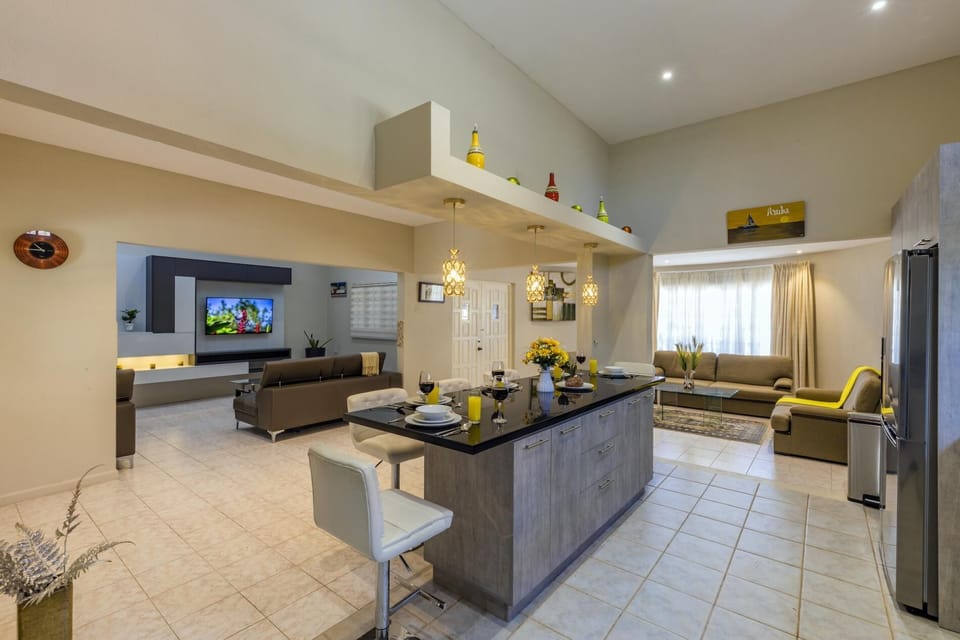 There is an efficient kitchen bar for showcasing your kitchen creativity