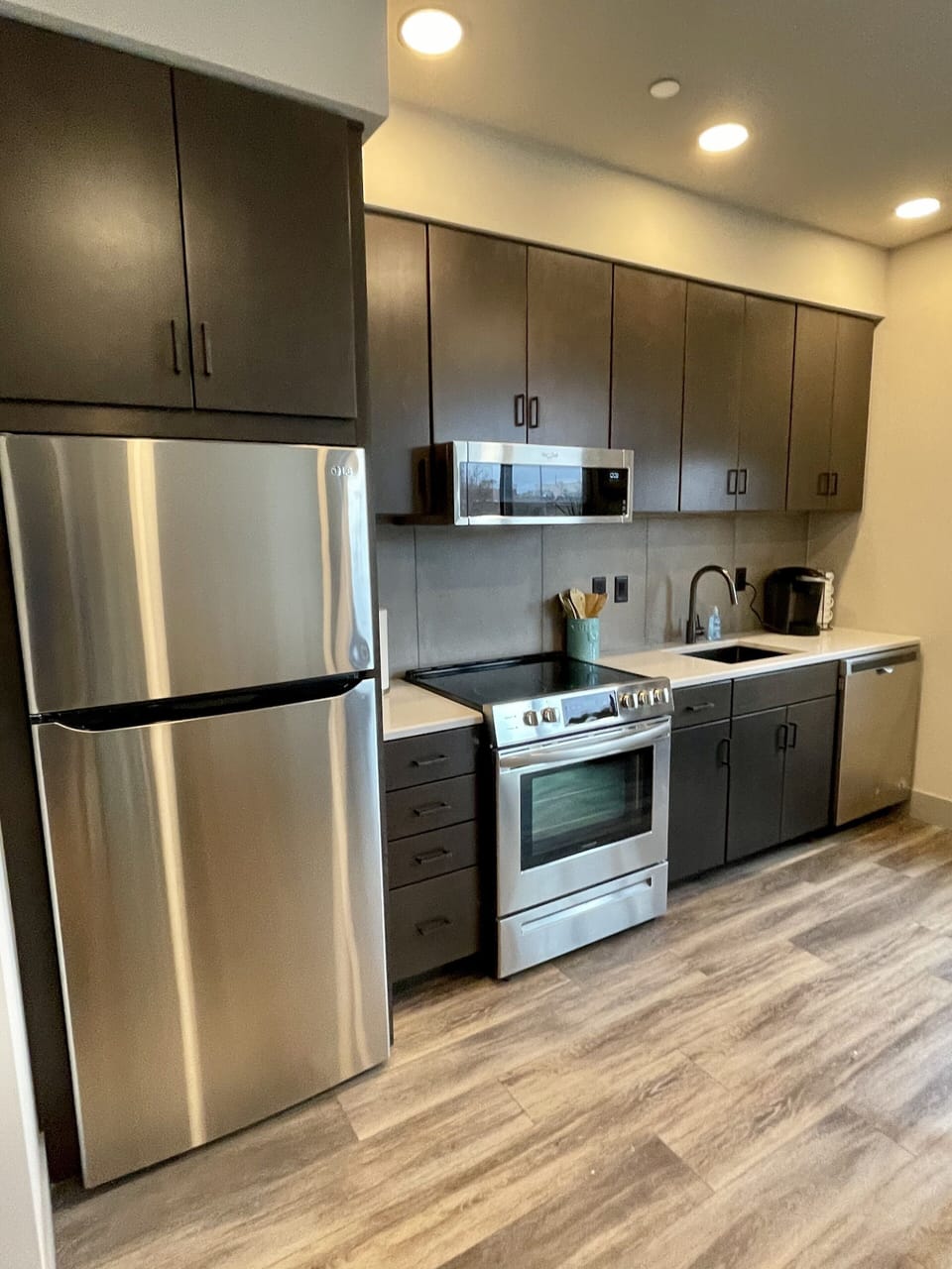 Full Kitchen equipped for a short or long stay. 