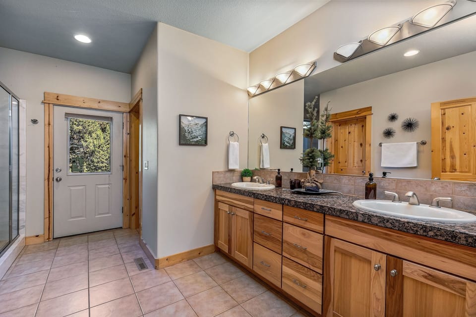 The master features a en suite bathroom, walk in closet, & 2-person shower