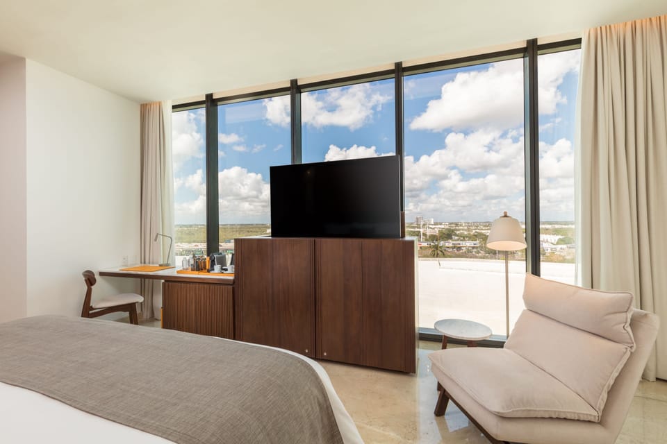 Habitación Superior King vista a la ciudad | Premium bedding, down comforters, Tempur-Pedic beds, in-room safe