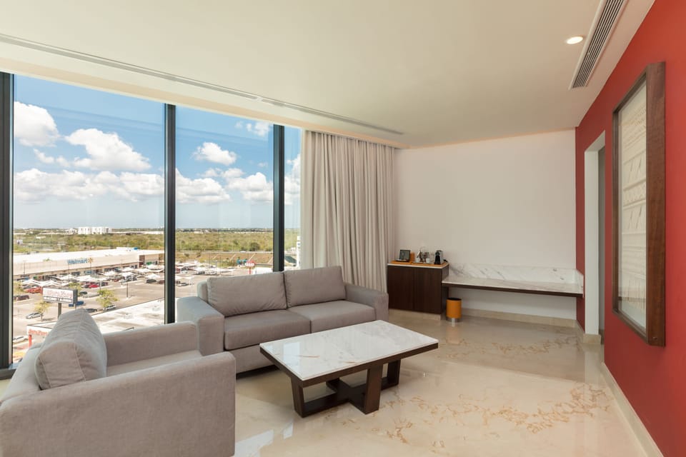 Master Suite vista a la ciudad | Premium bedding, down comforters, Tempur-Pedic beds, in-room safe