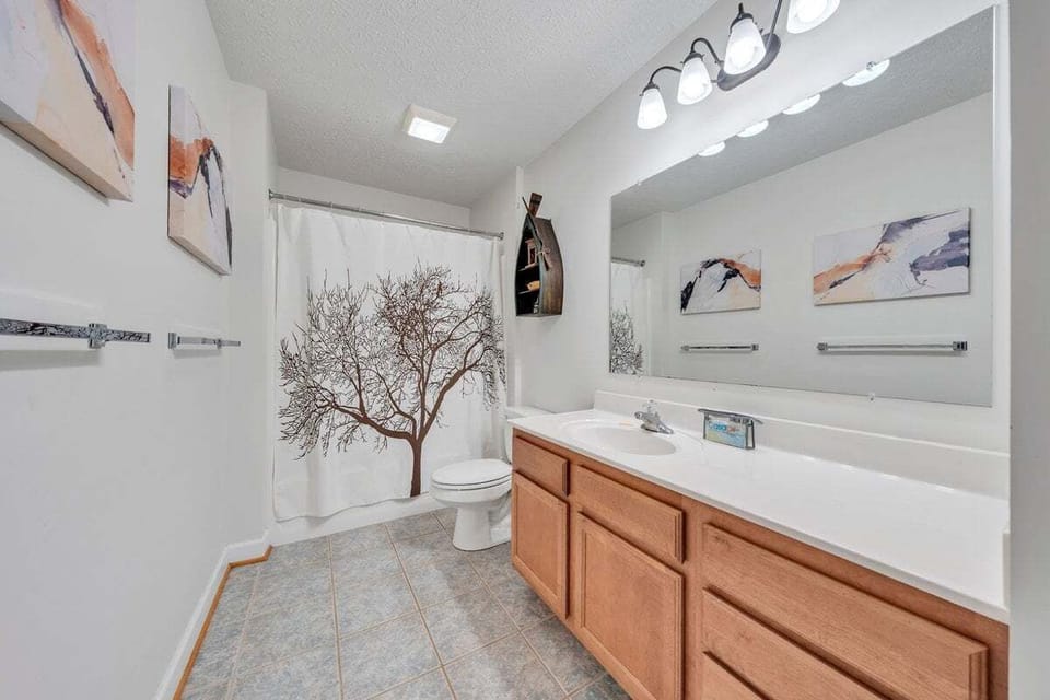 Main level full bath