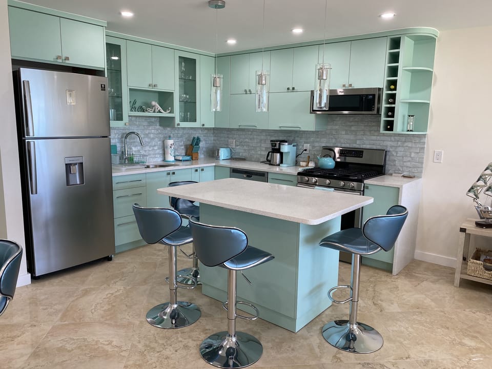 Custom made kitchen with all new applincesa