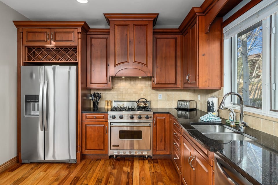 Stainless appliances throughout