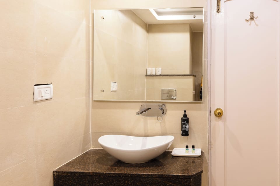 Shower, free toiletries, towels