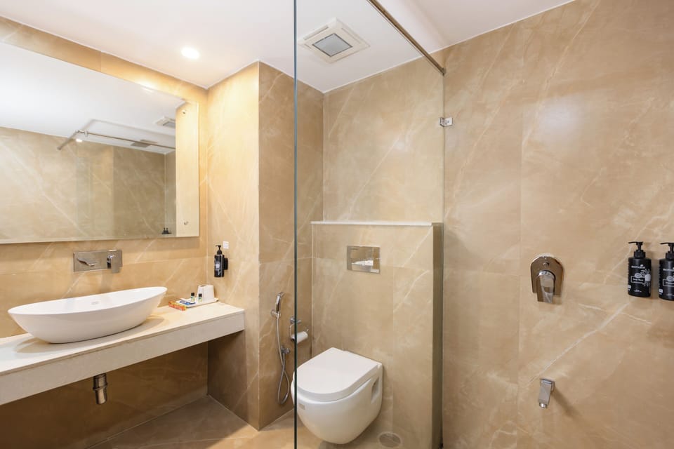 Shower, free toiletries, towels
