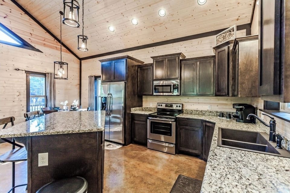 Knotty and Nice Luxury Cabin
 (Broken Bow, Oklahoma)