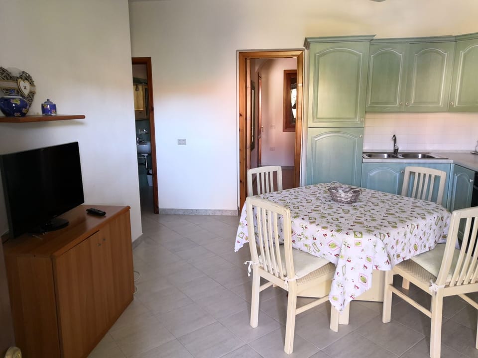 Apartment, 3 Bedrooms | Living area | 22-inch TV with cable channels