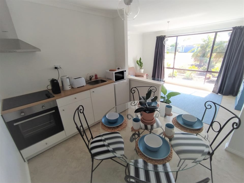 Kitchenette/dining room