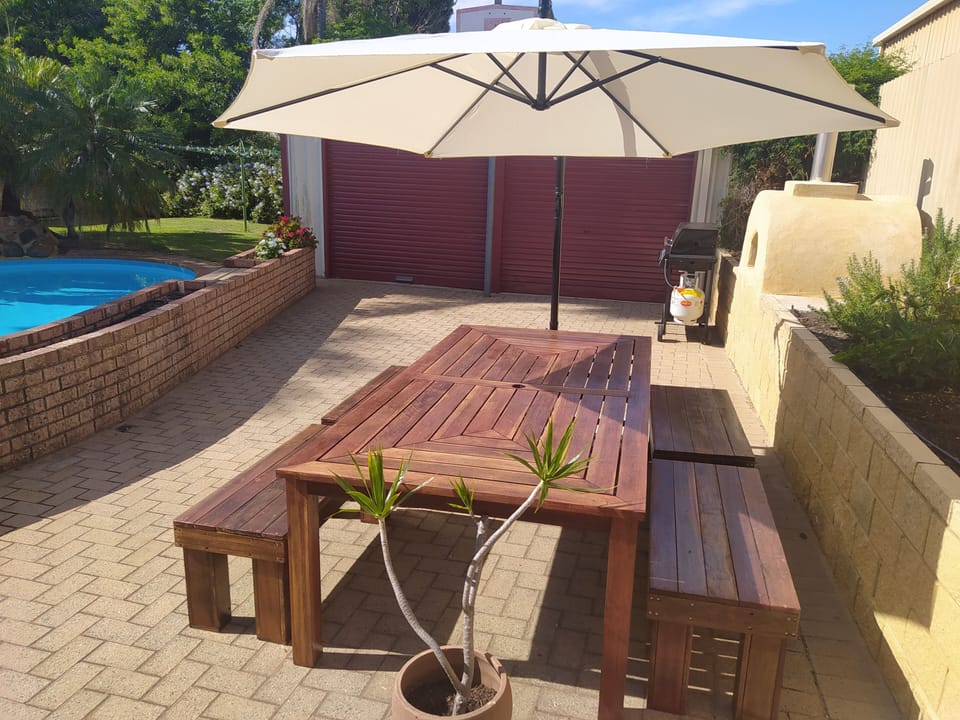 Outside dining / pizza oven / BBQ