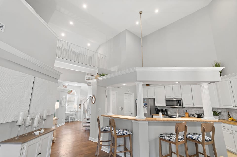 Kitchen with Eat-in bar seating