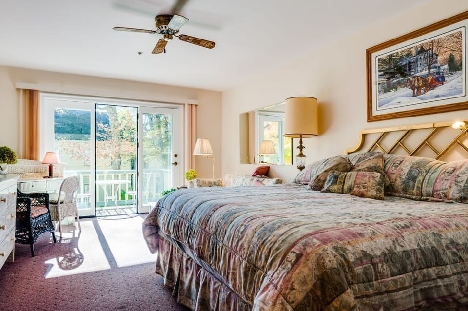 Living Area w/King Bed