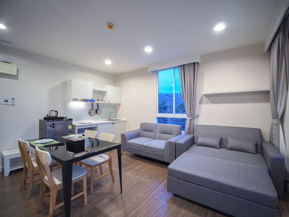 Junior Suite | Living area | 42-inch flat-screen TV with digital channels, TV