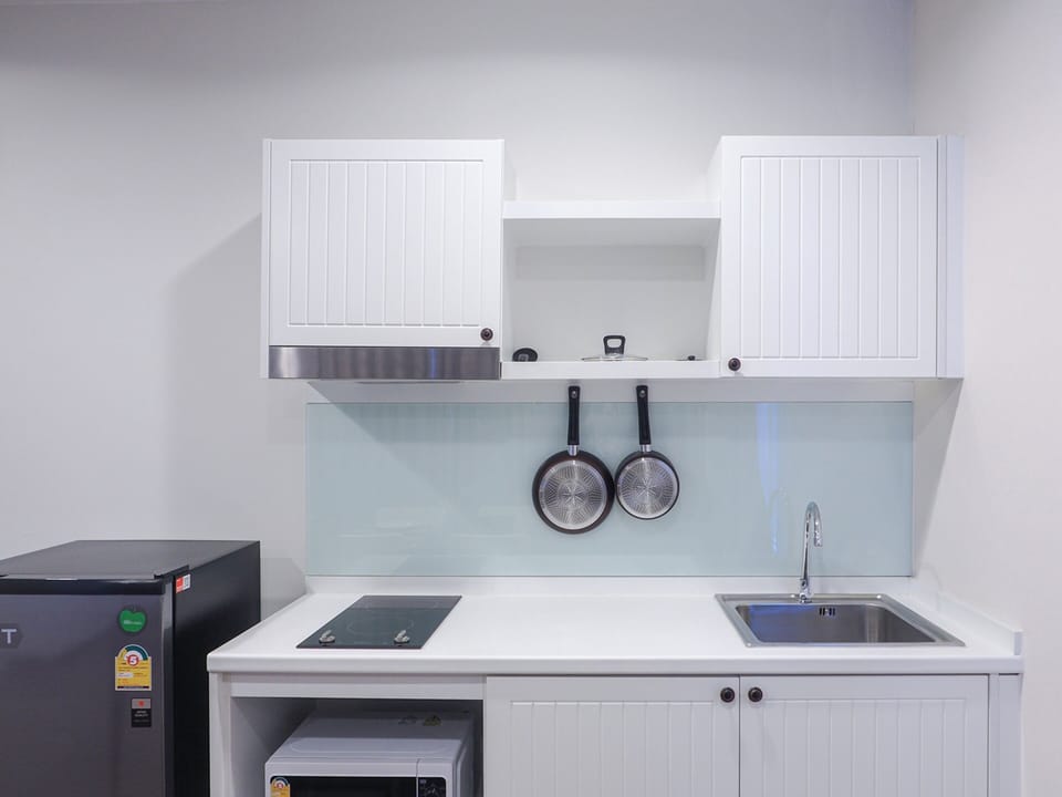 Junior Suite | Private kitchen | Mini-fridge, coffee/tea maker, electric kettle