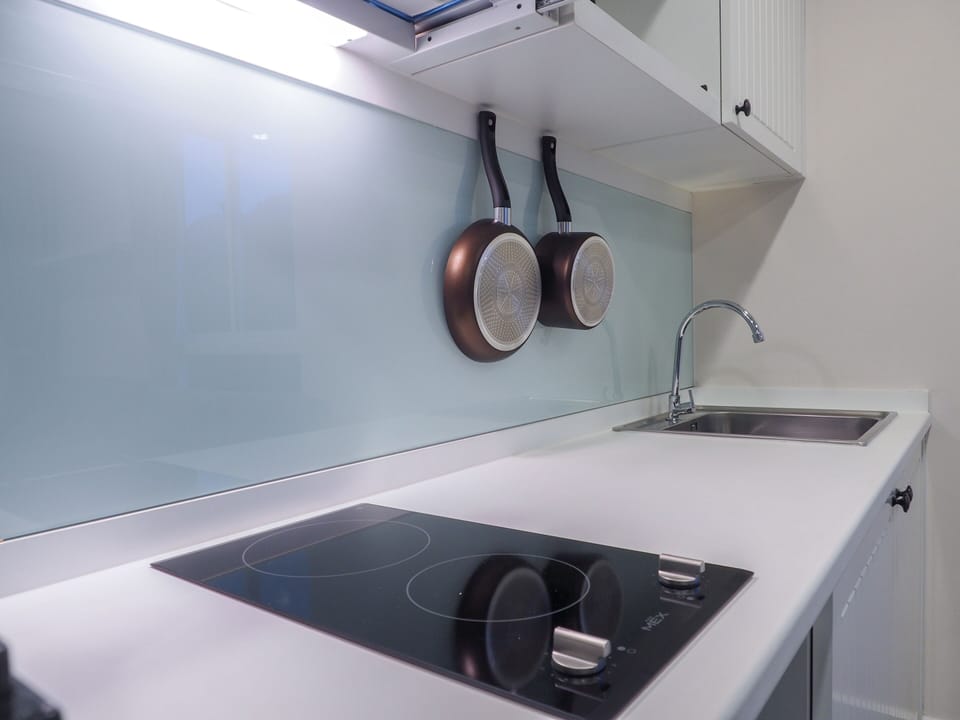 Junior Suite | Private kitchen | Mini-fridge, coffee/tea maker, electric kettle