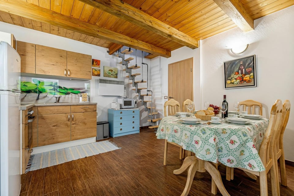 Family Chalet, Multiple Bedrooms, Mountainside (Ladybug House With Whirlpool) | Dining