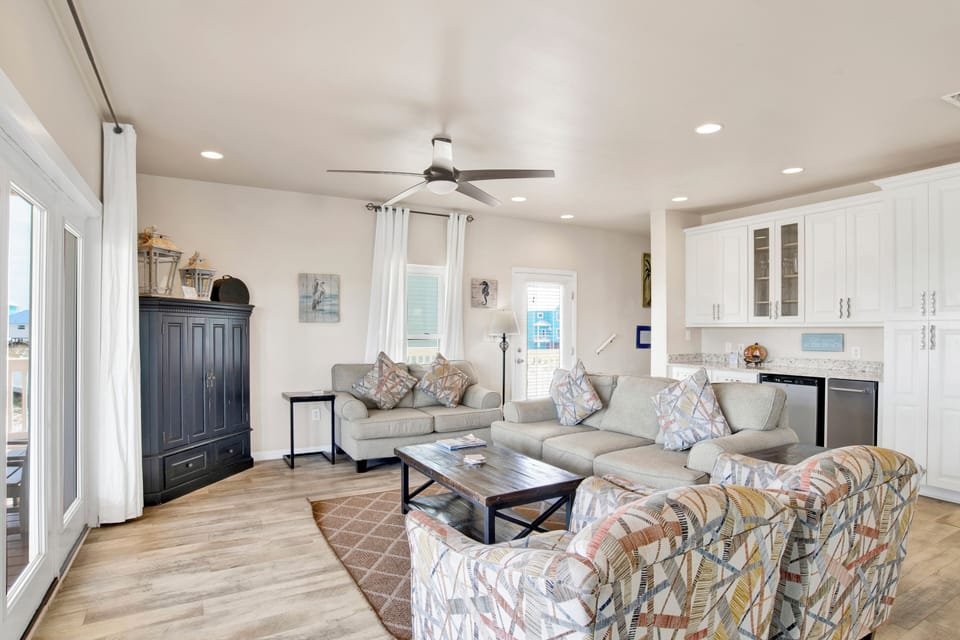 5 bedrooms/4 bathroom in the Bay to Breakers community