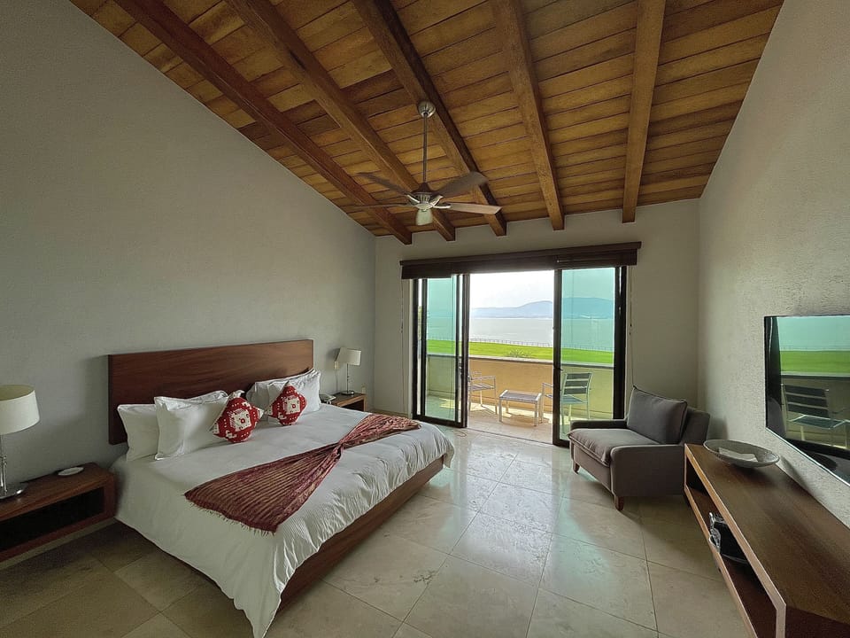 Comfort Room | In-room safe, free WiFi, bed sheets