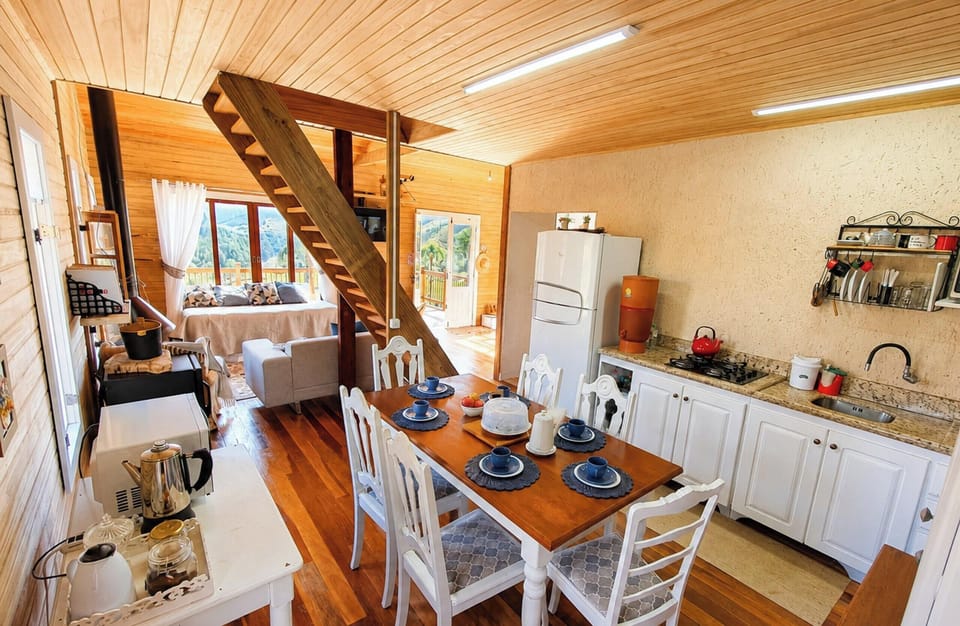 Premium Cabin (Cabana Pôr-do-Sol com Jacuzzi + Hidro) | Dining room