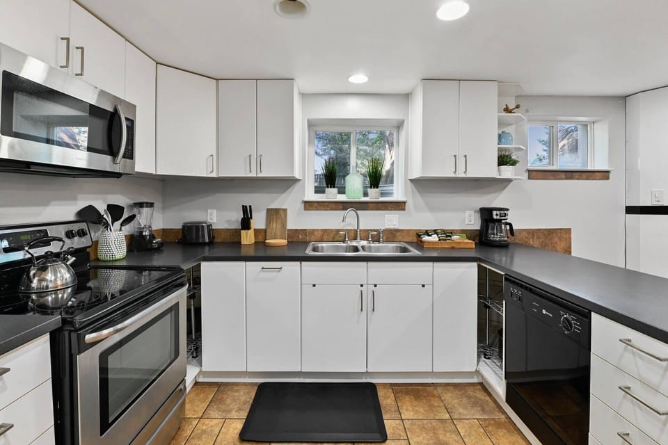 Fully equipped Kitchen with Toaster and Coffee Maker to complete your Morning before you Head out to the Mountains.