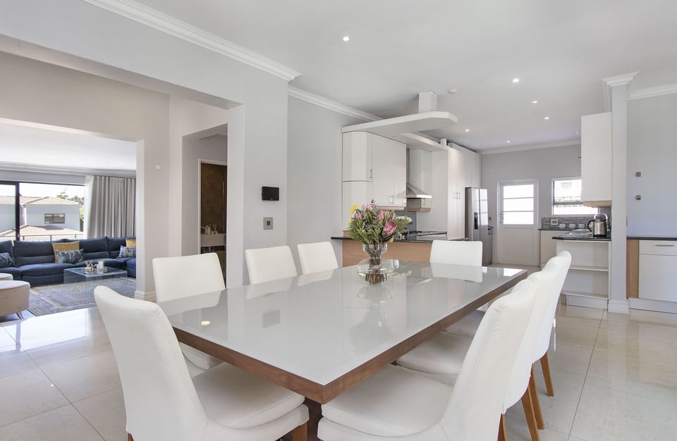 House (6 Bedrooms) | Interior