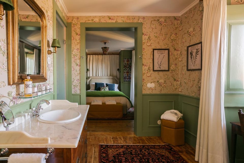 Deluxe Room | In-room safe, iron/ironing board (on request), WiFi (free), bed sheets