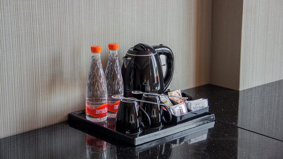 Deluxe Room | Minibar, in-room safe, desk, soundproofing