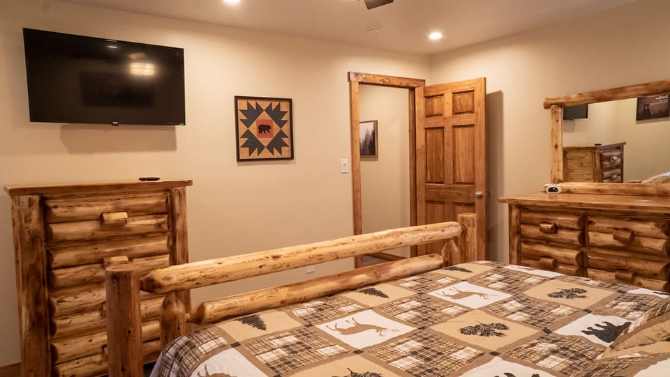 Bedroom 1 - Main Level - Queen Size Bed with TV. Linens and sheets are provided and professionally cleaned.