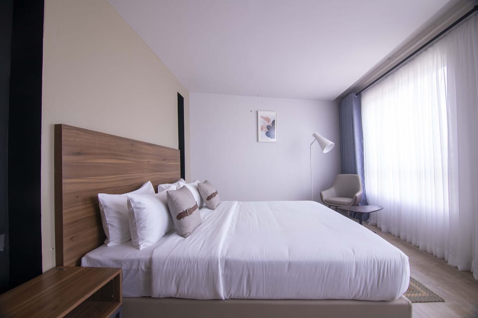 Desk, soundproofing, free WiFi, bed sheets