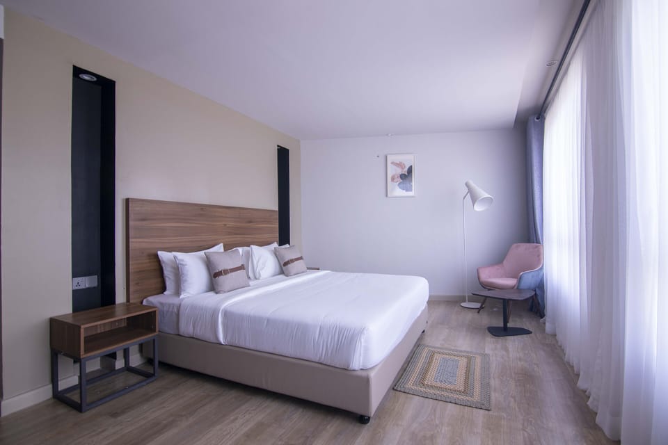 Desk, soundproofing, free WiFi, bed sheets