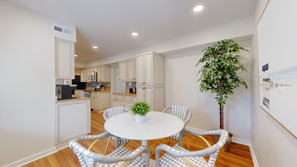 Eat-in Kitchen