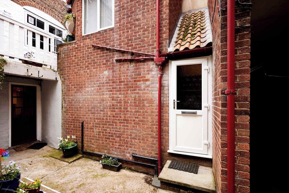 Cobblers Cottage, Whitby - Host & Stay