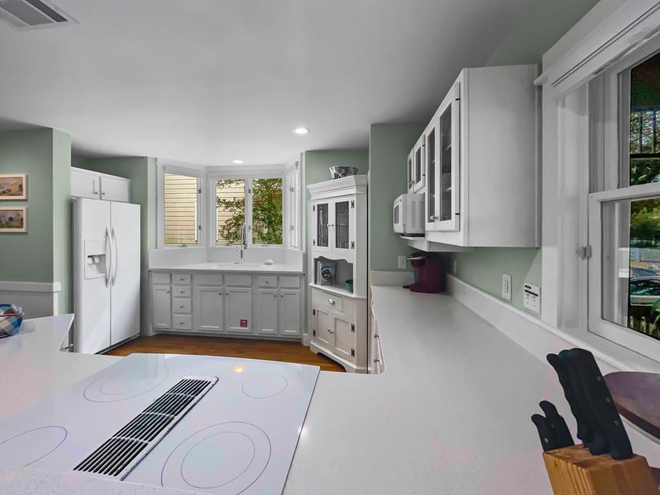 House, 6 Bedrooms | Private kitchen | Fridge, stovetop, coffee/tea maker, toaster