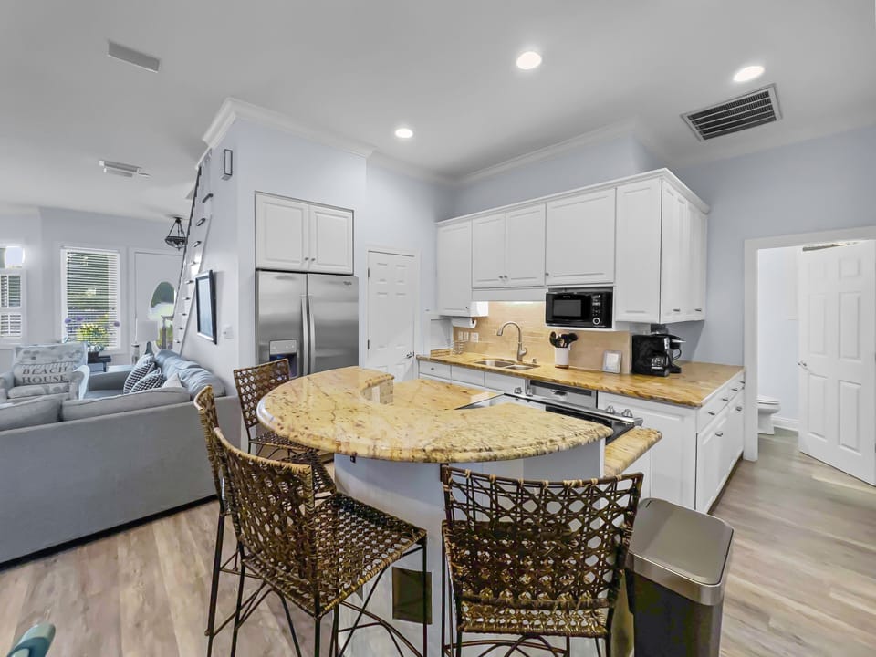 House, 6 Bedrooms | Private kitchen | Fridge, oven, coffee/tea maker, toaster