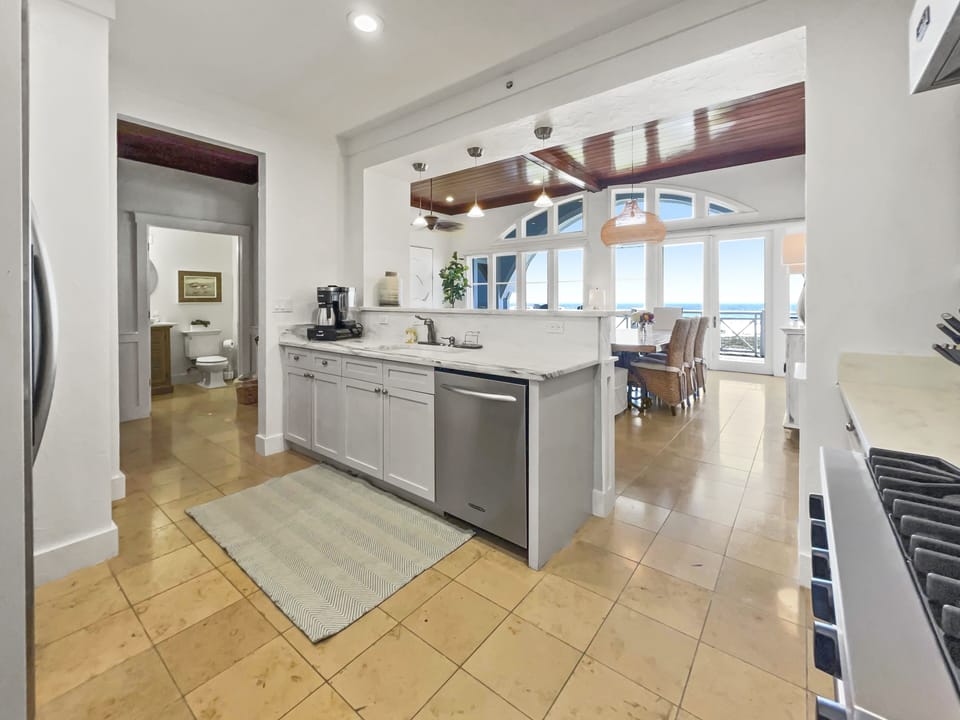 Condo, 3 Bedrooms | Private kitchen | Fridge, oven, coffee/tea maker, toaster