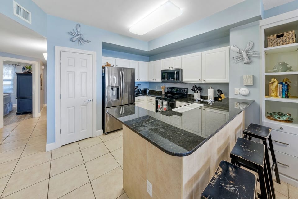 Condo, 3 Bedrooms | Private kitchen | Fridge, oven, coffee/tea maker, toaster