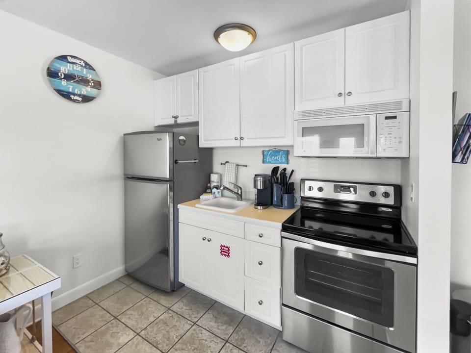 Condo, 1 Bedroom | Private kitchen | Fridge, microwave, oven, coffee/tea maker