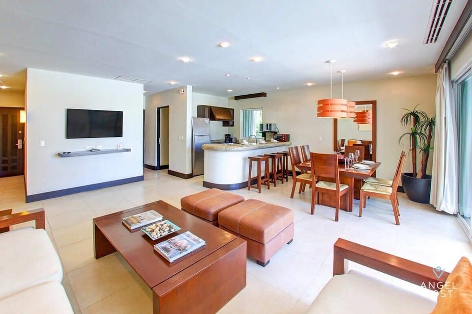 Great space to relax with your vacation crew!