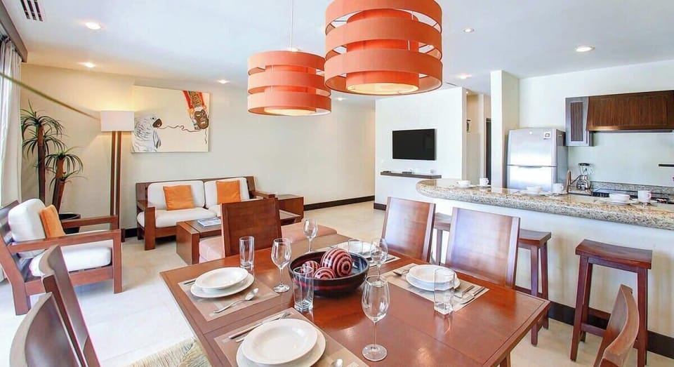 Gorgeous dining area & table for 6